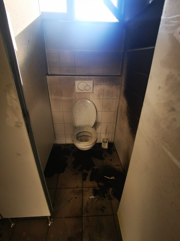 POL-STD: Unbekannten zünden Klopapierrolle in Toilettenhaus in Jork an - gesamtes Gebäude durch Ruß erheblich in Mitleidenschaft gezogen - Polizei sucht Verursacher und Zeugen
