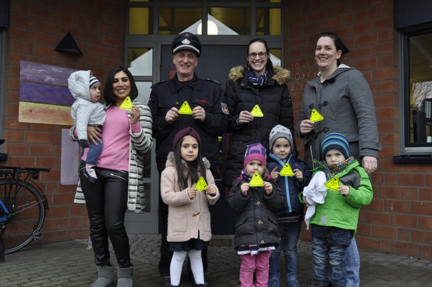 FW-KLE: Kita-Förderverein &quot;Lebensbaum&quot; und Freiwillige Feuerwehr: In Bedburg-Hau sollen Kinder durch einen besonderen Aufkleber bei einem Feuer schneller gefunden werden