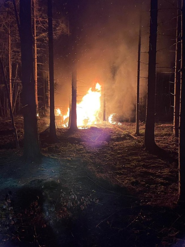FW-SE: Rückezug brennt in Waldstück bei Hartenholm