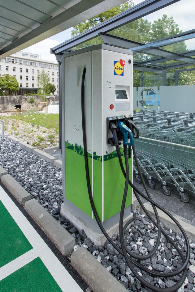 Bornes de recharge pour voitures électriques : Lidl Suisse franchit le cap des 200 000 recharges / Le nombre de processus de chargement et de bornes de recharge a augmenté de façon constante