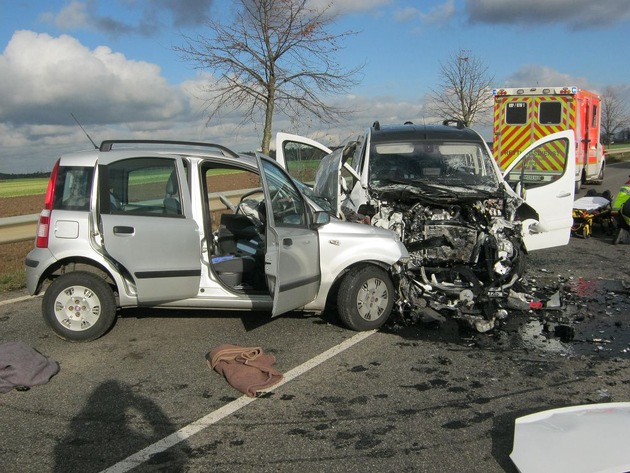 FW-BM: 21.11.2015 - Verkehrsunfall in Kerpen auf der B 477 fordert einen Toten und zwei Schwerverletzte