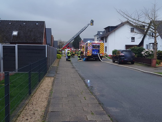 FFW Schiffdorf: Drei verletzte Personen bei Küchenbrand - Nachbar rettet Seniorenpaar aus Brandwohnung