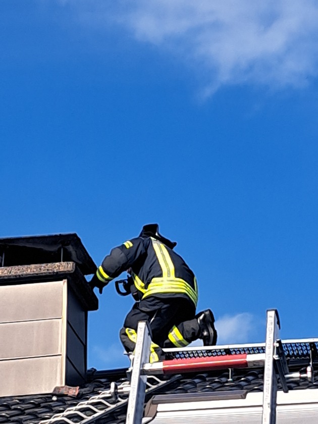FW-EN: Waschbärenfamilie im Kamin und gemeldeter Waldbrand
