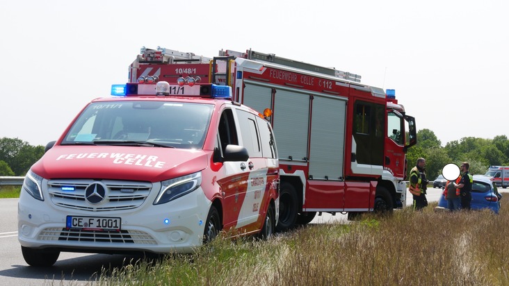 FW Celle: Drei Einsatzstellen gleichzeitig auf der B3 - Feuerwehr und Rettungsdienst im Einsatz bei zwei Verkehrsunfällen!