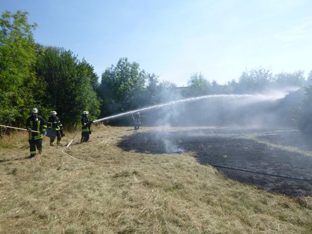 FW-DO: Feuerwehr löscht einen ausgedehnten Flächenbrand an der Stadtgrenze zu Lünen