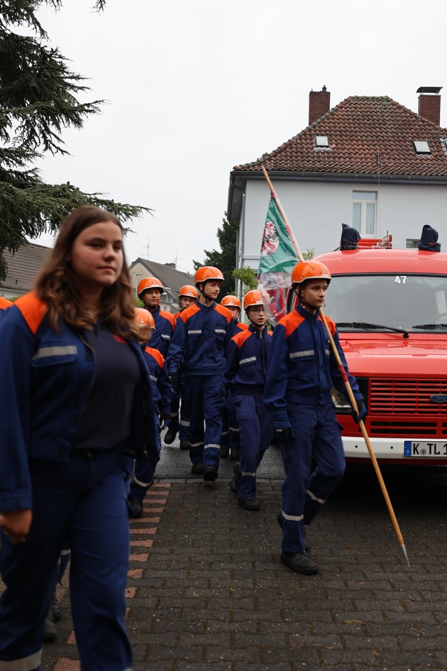 FW-LEV: Ehrungen und Führungswechsel bei der Jugendfeuerwehr - Feierliche Verabschiedung von Stadtjugendfeuerwehrwartin Ronja Jakobi