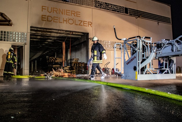 FW-BO: Brand und Explosion in einer Lagerhalle - 2. Meldung