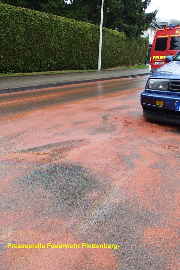 FW-PL: OT-Stadtmitte. Große Ölspur und Brand in Industriebetrieb. Feuerwehr am Morgen im Dauereinsatz