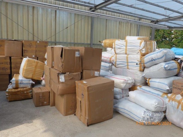 HZA-DD: 18.000-mal gefälscht!/ Zoll beschlagnahmt tausende Kleidungsstücke