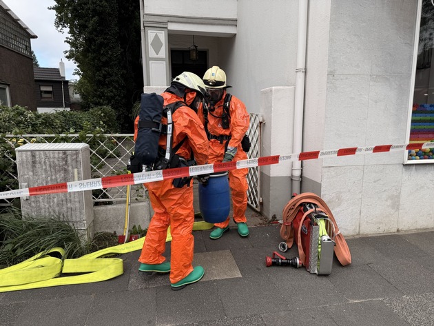 FW-MH: Gefahrstofffund in Wohnhaus - Feuerwehr sichert Behälter