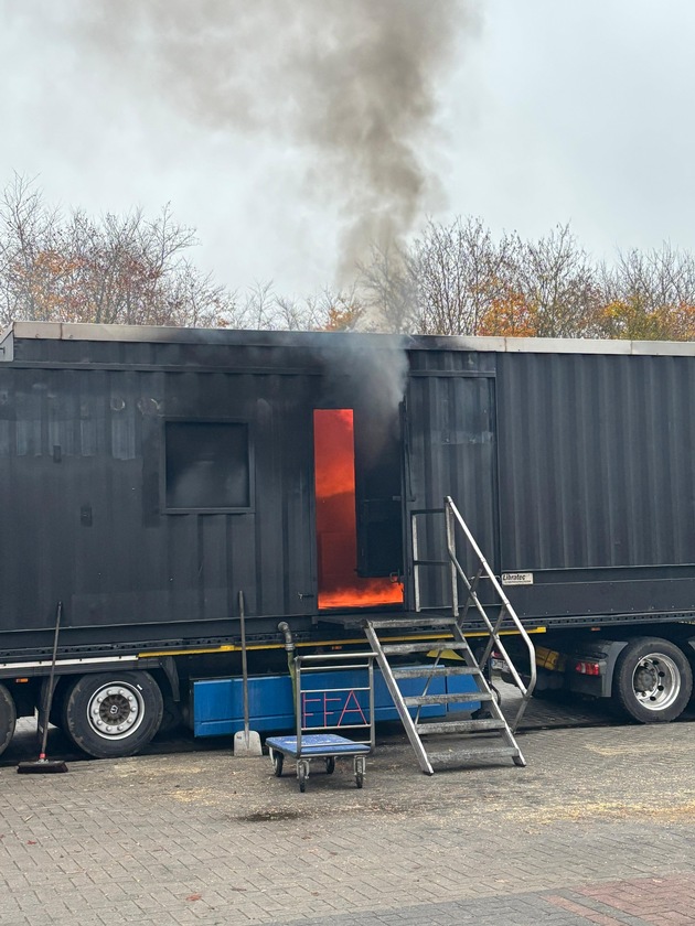 FW-OLL: Realistische Ausbildung im Brandübungscontainer für die Gemeinde-Feuerwehr Wardenburg
