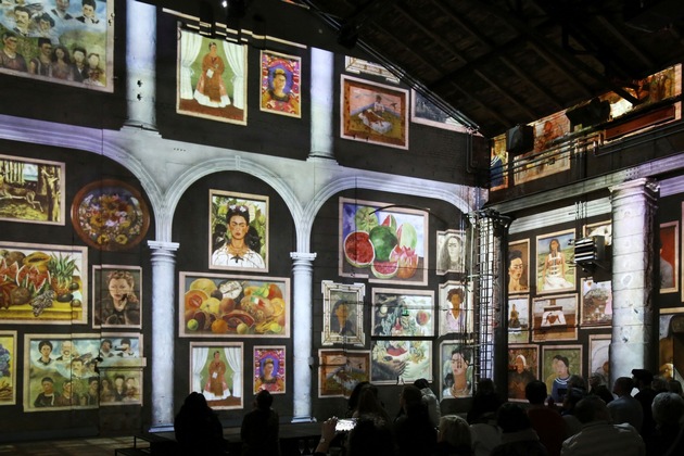 Die ikonischen Werke der mexikanischen Legende: VIVA FRIDA KAHLO im Kunstkraftwerk Leipzig