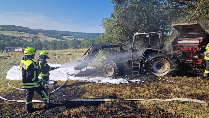 FW VG Westerburg: Traktor brennt bei Heuernte vollständig aus - Feuerwehr verhindert größeren Flächenbrand