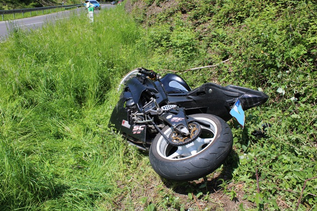 POL-SU: Motorradfahrer lebensgefährlich verletzt