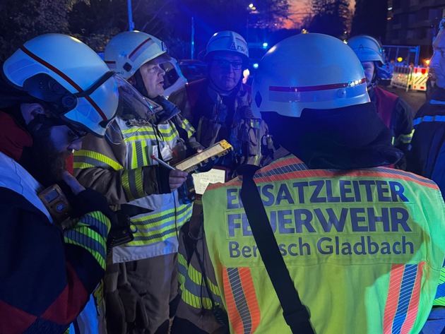 FW-GL: Unklarer Geruch in Hochhaus - umfangreicher Feuerwehr- und Rettungsdiensteinsatz in Bockenberg
