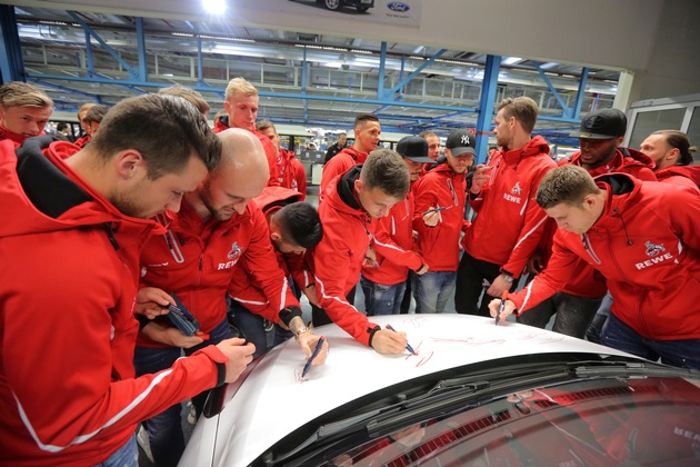 Mannschaft und Trainer des 1. FC Köln zur Autogrammstunde und Werkführung bei Ford