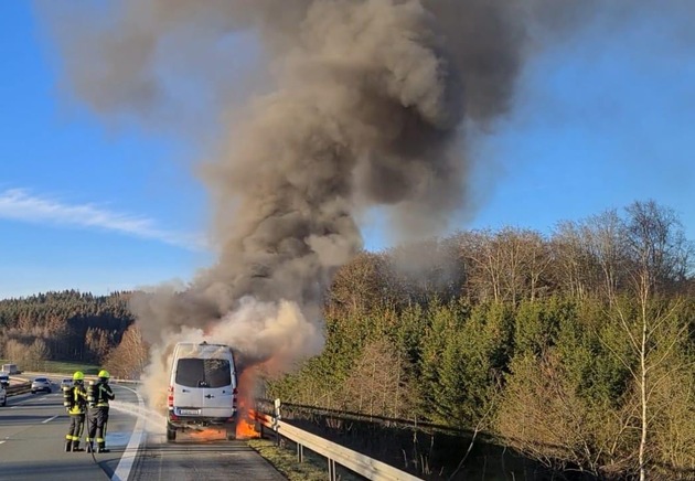 FW-OE: Starke Rauchentwicklung durch Brand eines Transporters
