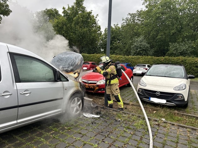 FW Weinheim: Brennender PKW in der Röntgenstraße und ausgelöste Brandmeldeanlage am Vormittag