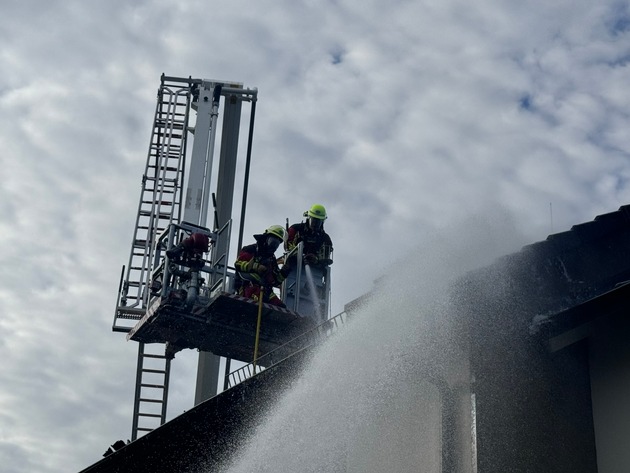 FW-SE: Brand eines Schuppens greift auf Endreihenhaus über