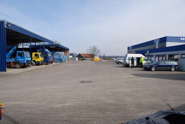 POL-HOL: Gemarkung Deensen - Bahnhofstraße: Einbruch in Nutzfahrzeugfirma: Tresor aufgeflext / Zwei LKW gestohlen - Fahndung bisher erfolglos / Polizei sucht Zeugen -