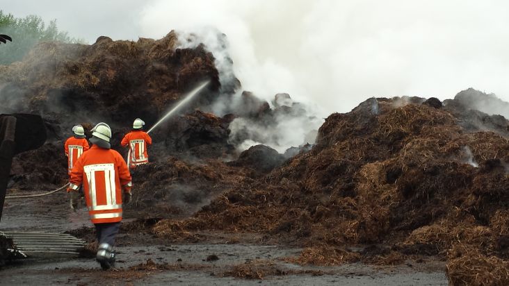 POL-HM: Größerer Misthaufen eines Pilzzuchtbetriebes geriet in Brand