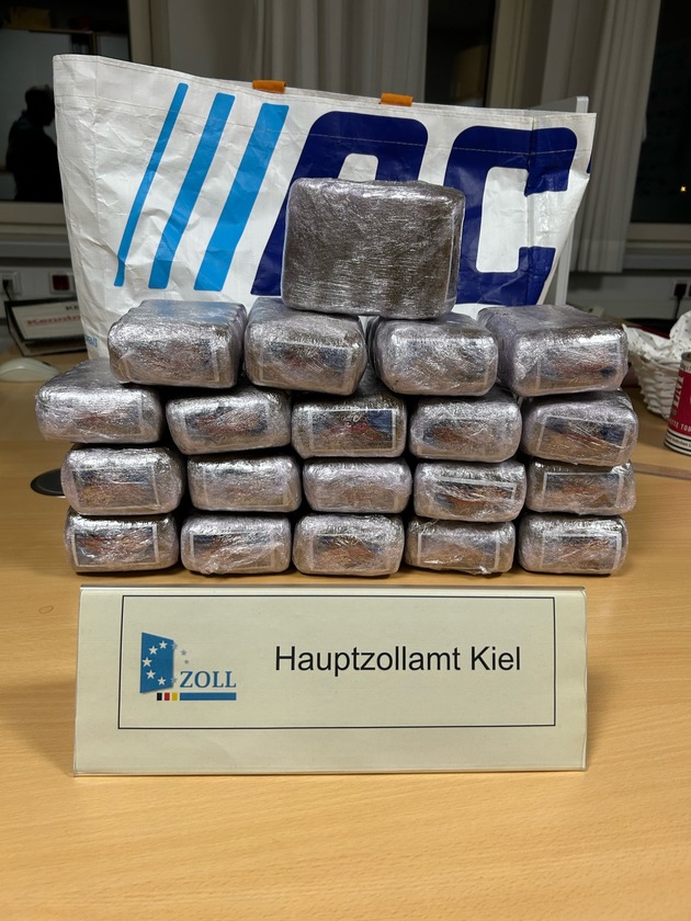 HZA-KI: Zoll stellt 10 Kilogramm Haschisch auf der A7 sicher - Straßenverkaufswert rund 100.000 Euro