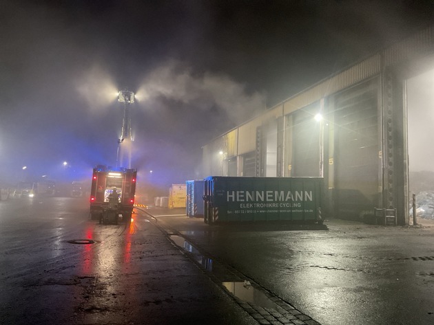 FW-DO: Brand in Lagerhalle eines Recyclingbetriebs