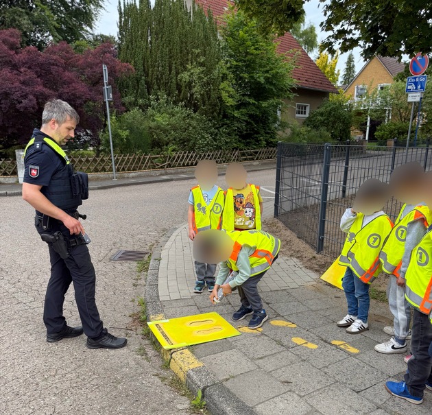 POL-HK: Bad Fallingbostel: Vorschulkinder bringen "Gelbe Füße" für einen sicheren Schulweg an