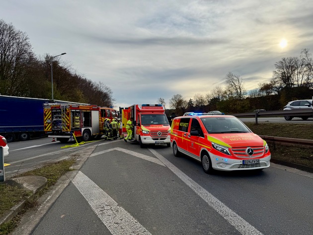 FW Hünxe: Pkw überschlägt sich auf der BAB 3