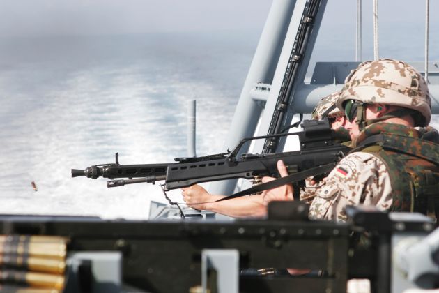 Deutsche Marine - Pressemeldung: Marinesoldaten in Tarnbekleidung: Wie der Rheinländer Carsten Ridderbecks Schiffe schützt