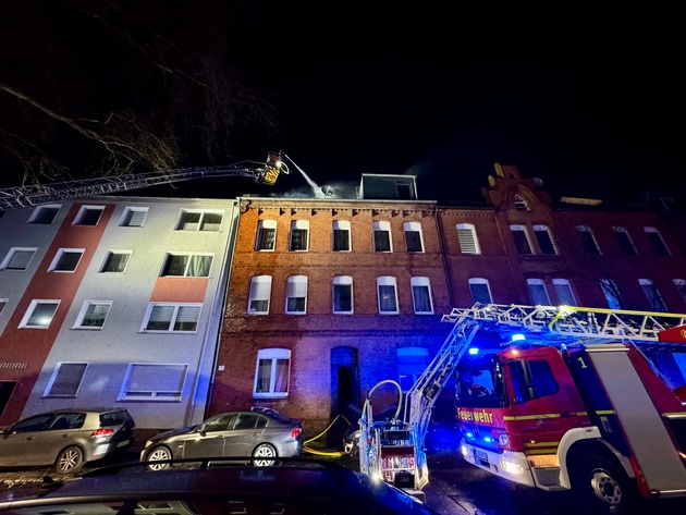 FW-GE: Dachstuhlbrand im Stadtteil Neustadt in Gelsenkirchen