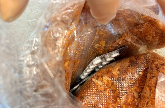HZA-BS: 760 versteckte Tabletten in einer Geschenksendung am Zollamt Wolfsburg fest-gestellt