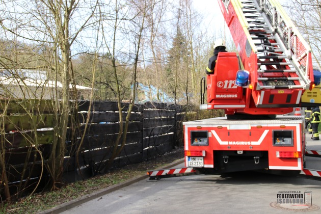 FW-MK: Feuer greift auf Recyclingstoffe über - Erneuter Einsatz der Rettungshunde