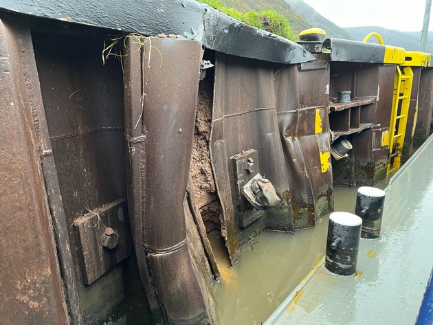 PP-ELT: Schiffsunfall auf der Mosel: Frachtschiff rammt Spundwand in der Schleuse Fankel