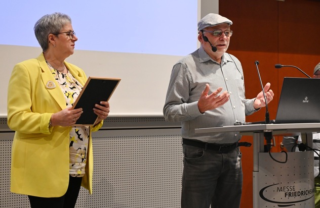 Silberner Stockmeißel – Ehrenpreis für Odenwälder Imker Ernst WagnerErnst Wagner ist sichtlich gerührt als er den Ehrenpreis des Deutschen Berufs- und Erwerbsimkerbunds entgegennimmt. „Der Preis war lange überfällig“, sagt Präsidentin Arnold. Erfinde