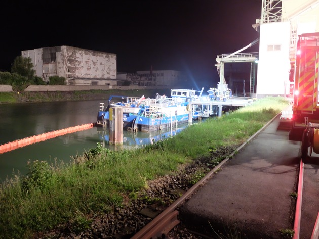 FW-GE: Stadthafen Gelsenkirchen droht Frachtschiff zu sinken