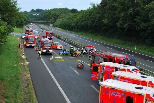 FW-MK: Schwerer Verkehrsunfall auf der Autobahn - zwei Rettungshubschrauber im Einsatz