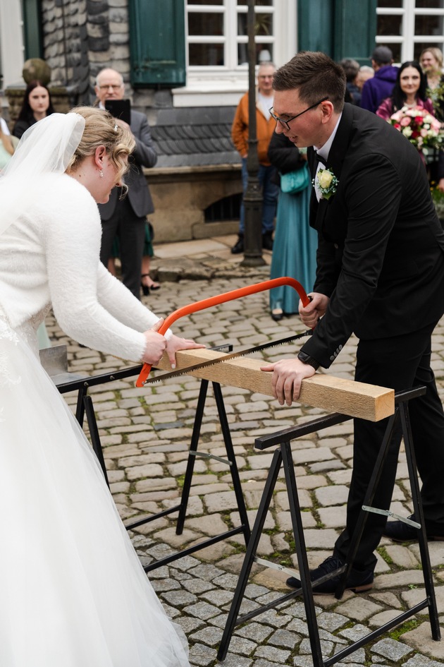 FW-EN: Manja heiratet ihren Tim - Feuerwehr Herdecke stand vor dem Standesamt Spalier