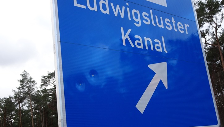 POL-LWL: Zahlreiche Schilder auf Autobahnen beschossen- Polizei sucht Zeugen