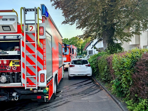 FW-GL: Heckenbrand in Bensberg - Flammen greifen auf Wohnhaus über - Warnung vor unsachgemäßem Einsatz von Gasbrennern