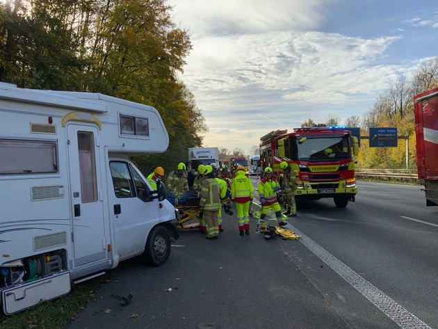 FW Ratingen: Verkehrsunfall BAB 3 - Person eingeklemmt