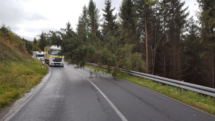 FW-AR: Sturmtief &quot;Xavier&quot; beschert Feuerwehr Arnsberg am Donnerstag zahlreiche Einsätze