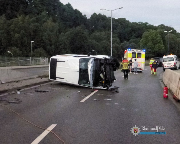 POL-PPWP: Kangoo zur Seite gedrängt - Unfallverursacher alkoholisiert