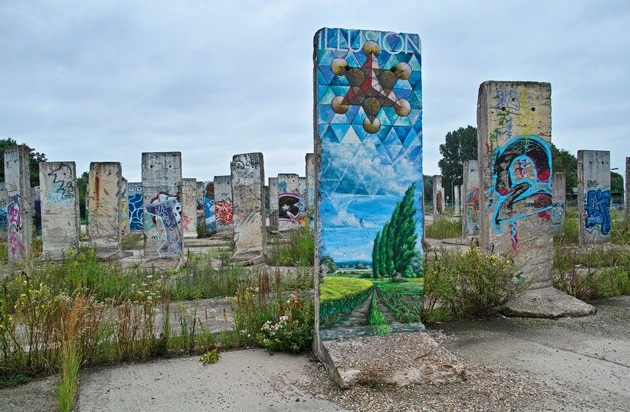 visitBerlin: Die Berliner Mauer zum Bemalen  - Auch 25 Jahre nach dem Fall gibt es noch einige Originalteile (FOTO)