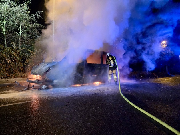 FW-E: Kleintransporter brennt in voller Ausdehnung