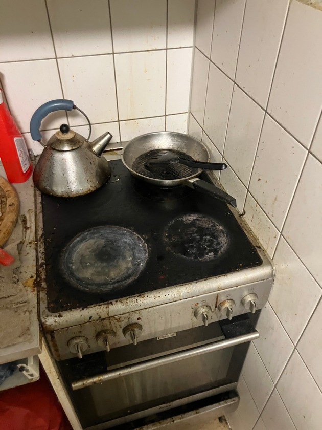 FW Ratingen: FW Ratingen: - Person aus verrauchter Wohnung gerettet