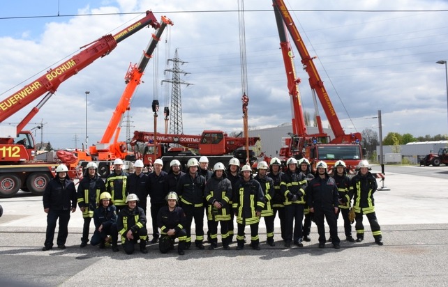 FW-DO: Gemeinsame Übung der Feuerwehrkräne aus Münster, Bochum,    Wuppertal und Dortmund am Ausbildungszentrum der Feuerwehr