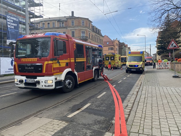 FW Dresden: Verkehrsunfall und Wohnungsbrand mit Verletzten
