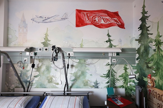 Rot-wei&szlig;er Union-Look: POS Werbung gestaltet &bdquo;Eiserne Knirpsenkabine&ldquo; der DRK Kliniken Berlin-K&ouml;penick neu