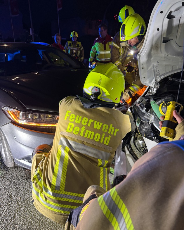 FW-DT: Zwei Einsätze kurz nacheinander - Verkehrsunfall und brennender Mülleimer